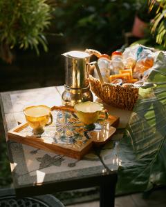 una mesa con una bandeja con tazas y una cesta de comida en La casetta di Giusy - Alloggio turistico en Viterbo