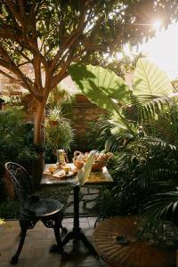 une table et une chaise avec de la nourriture dans un jardin dans l'établissement La casetta di Giusy - Alloggio turistico, à Viterbe