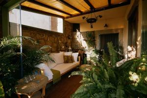 uma sala de estar com um sofá e algumas plantas em La casetta di Giusy - Alloggio turistico em Viterbo