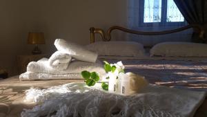 a bedroom with two beds with towels on it at Il Palazzetto dei Briganti in Guardiaregia