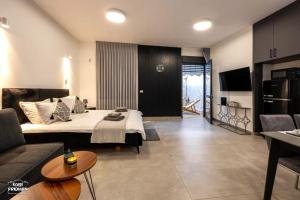 TV a/nebo společenská místnost v ubytování Yalarent Melody- Suites with privat pools