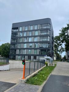 un edificio alto con un parchimetro di fronte di Luxury Designer Suite a Tallinn