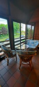 una stanza con un tavolo, sedie e finestre di Apartament Barbara a Ruda Śląska