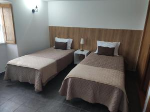 Dos camas en una habitación de hotel con sidx sidx sidx sidx sidx en Casa das Hortênsias, en Horta