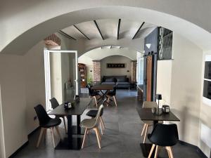 a dining room with tables and chairs and an archway at Il Canneto in Sestri Levante