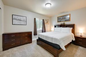 1 dormitorio con 1 cama, 2 vestidores y ventana en Laramie Vacation Rental about 4 Mi to Downtown!, en Laramie