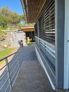 een veranda met zonwering aan de zijkant van een huis bij Villa Mia in Levoča