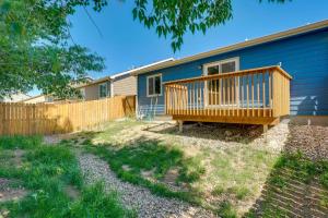una casa azul con una terraza de madera junto a una valla en Laramie Vacation Rental about 4 Mi to Downtown!, en Laramie