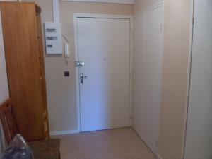 ein leeres Zimmer mit einer weißen Tür in einem Zimmer in der Unterkunft La Saléve in Agen