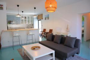 uma sala de estar com um sofá e uma mesa em PH in Aroeira Lisbon - Beach & Golf em Aroeira