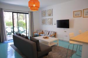 uma sala de estar com um sofá e uma mesa em PH in Aroeira Lisbon - Beach & Golf em Aroeira