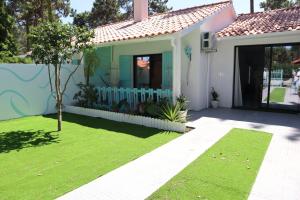 uma casa com um relvado verde em frente em PH in Aroeira Lisbon - Beach & Golf em Aroeira