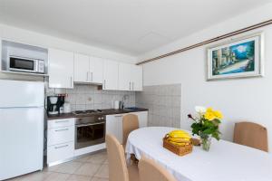 Kuchyň nebo kuchyňský kout v ubytování Apartments Boza