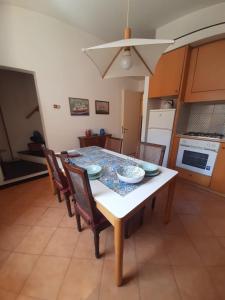 een keuken met een tafel met stoelen en een eetkamer bij Casa Francesca, vicino al mare in Sestri Levante