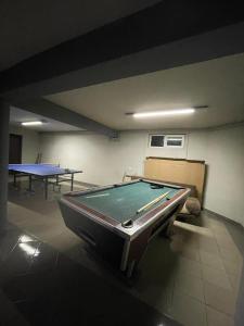 a pool table in a room with two ping pong tables at Lipovan kulcsosház in Ciba
