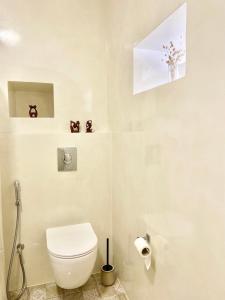 ein weißes Bad mit einem WC und einem Waschbecken in der Unterkunft Sea La Vue in Lefkos Karpathos