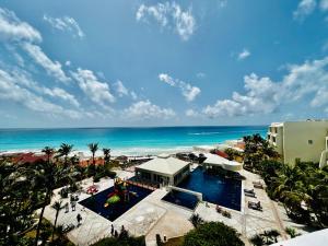 una vista aérea de un complejo y del océano en Solymar Beach Condos en Cancún