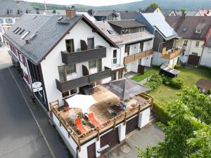 uma vista aérea de uma casa com um telhado em Landhotel Jägerhof em Bischofsgrün