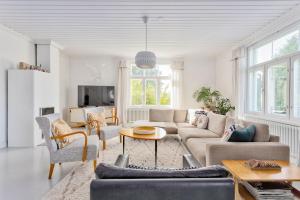 sala de estar con sofá y mesa en Villa Degerby - 330m2 Lux Manor w/Heated Pool, Spa en Degerby