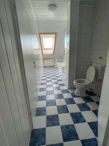 een badkamer met een blauwe en witte geruite vloer bij Kopp in Lohfelden