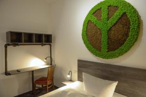 a bedroom with a bed with a green wreath on the wall at chillten dorsten in Dorsten