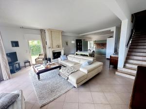 uma sala de estar com um sofá e uma mesa em Villa whit garden 10mn from Monaco em La Turbie