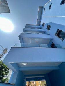 un edificio azul con escaleras en el costado en After Sun, en Patti