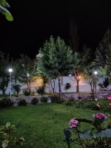 Κήπος έξω από το Taaj Residence Skardu