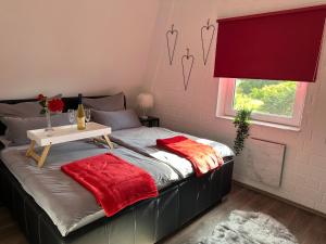 Giường trong phòng chung tại Frankenwald Ferienhaus FourStars am See in Lichtenberg, Bayern, Oberfranken, Bad Steben - Hof -Saale, Rennsteig