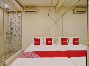 Postel nebo postele na pokoji v ubytování SUPER OYO Capital O 92633 Spring Hotel Gubeng
