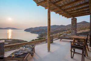 卡利斯托斯的住宿－MYRTOS，阳台享有俯瞰水面的景观。