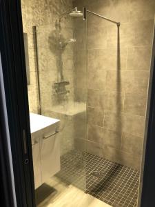 W łazience znajduje się prysznic i umywalka. w obiekcie Chez Fred et Marie w mieście Figari