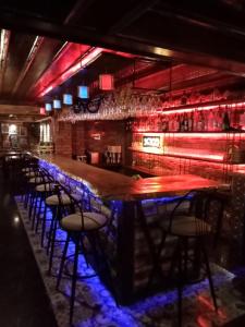 - un bar avec une grande table et des tabourets en bois dans l'établissement Kayıbeyi Hotel & Restaurant, à Bursa