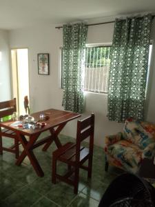 a living room with a table and chairs and a couch at Apartamento Praia do Janga Paulista Pe in Paulista