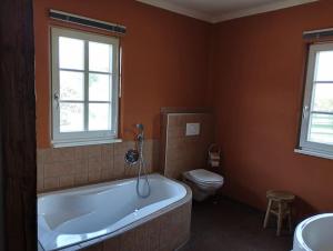 uma casa de banho com banheira e WC em Ferienhaus Schlossbauer em Spielberg