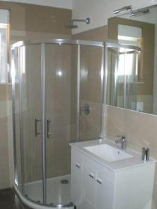 bagno con doccia e lavandino di Apartments Maki a Dugi Rat (Punta Lunga)
