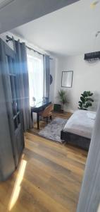 - une chambre avec un lit, un bureau et une fenêtre dans l'établissement No.10 Kwiatonowice, 