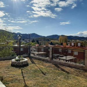 uitzicht op de bergen vanaf het dak van een huis bij Cabañas Gemas del Lago in Potrero de los Funes