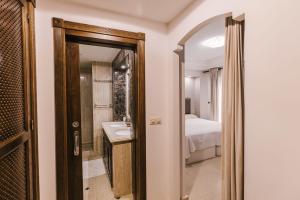 baño con lavabo, cama y espejo en Luxury sea views Townhouse Marbella, en Marbella