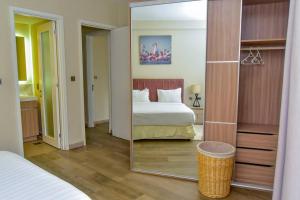 Ένα ή περισσότερα κρεβάτια σε δωμάτιο στο Zuri Residence +67 φωτογραφίες