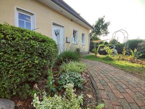 a brick walkway in front of a house at Ferienwohnung Tukan in Walsrode