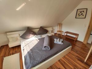 ein Schlafzimmer mit einem Bett mit zwei Kissen darauf in der Unterkunft Ferienwohnung Tukan in Walsrode