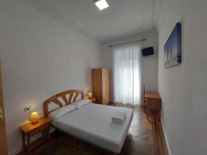 マドリードにあるオスタル ミラルヴァの小さなベッドルーム(ベッド1台、窓付)