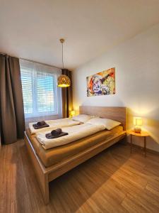 - une chambre avec un grand lit et une fenêtre dans l'établissement 2 room Apartment, new building, Bosákova street, 29, à Bratislava