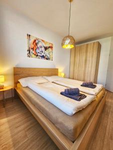 - un grand lit avec 2 oreillers dans une chambre dans l'établissement 2 room Apartment, new building, Bosákova street, 29, à Bratislava
