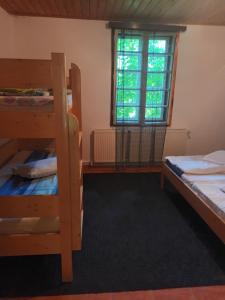 - une chambre avec 2 lits superposés et une fenêtre dans l'établissement Antonia, à Băile Tuşnad