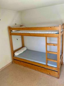 a couple of bunk beds in a room at Appartement Saint Lary Soulan Pla d Adet pied des pistes capacité 5pers in Saint-Lary-Soulan