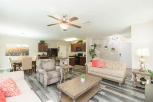 sala de estar con sofá y mesa en Modern Luxury Tampa Home - Splash Pool - Game Room en Tampa