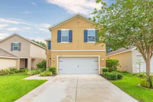 una casa grande con garaje en un patio en Modern Luxury Tampa Home - Splash Pool - Game Room en Tampa