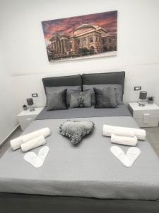 een slaapkamer met een bed met een leeuwenbeeld erop bij La casetta di salvuccio in Palermo